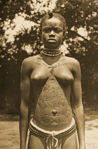 Mulher da Guiné com escarificação tradicional, c.1905
